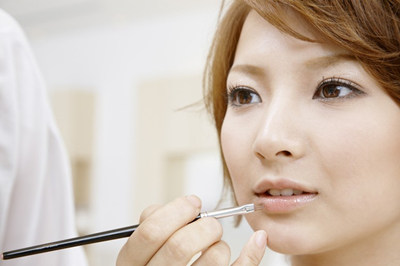 ����7������ �����ڻ�ױ��ͬʱ����