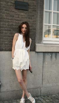 ��ɫ����ȹ��ʲôЬ