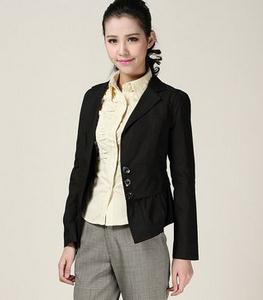 黑色小西装怎么搭配