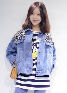 女生牛仔外套怎么搭配好看