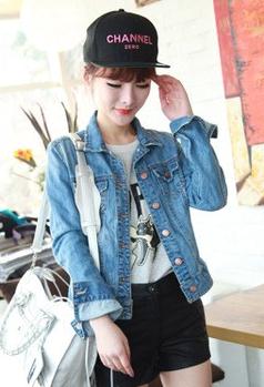 女生牛仔外套怎么搭配好看